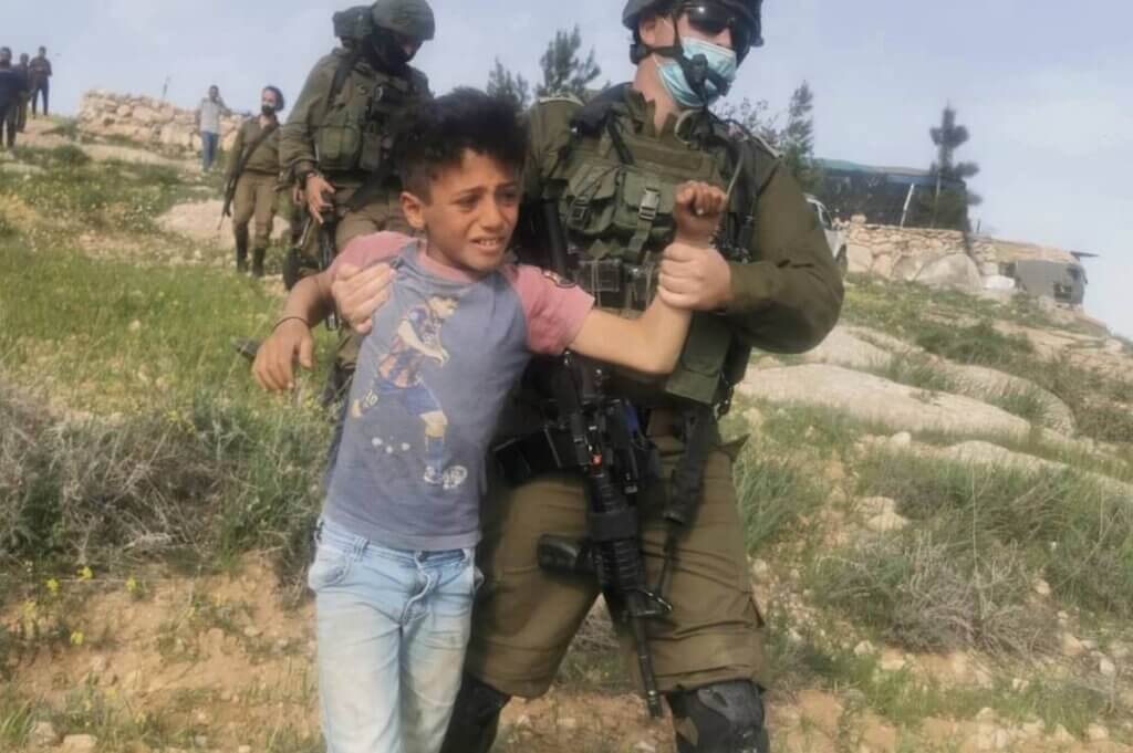 Op aandringen van kolonisten arresteren Israëlische troepen Palestijnse kinderen die wilde bloemen plukken